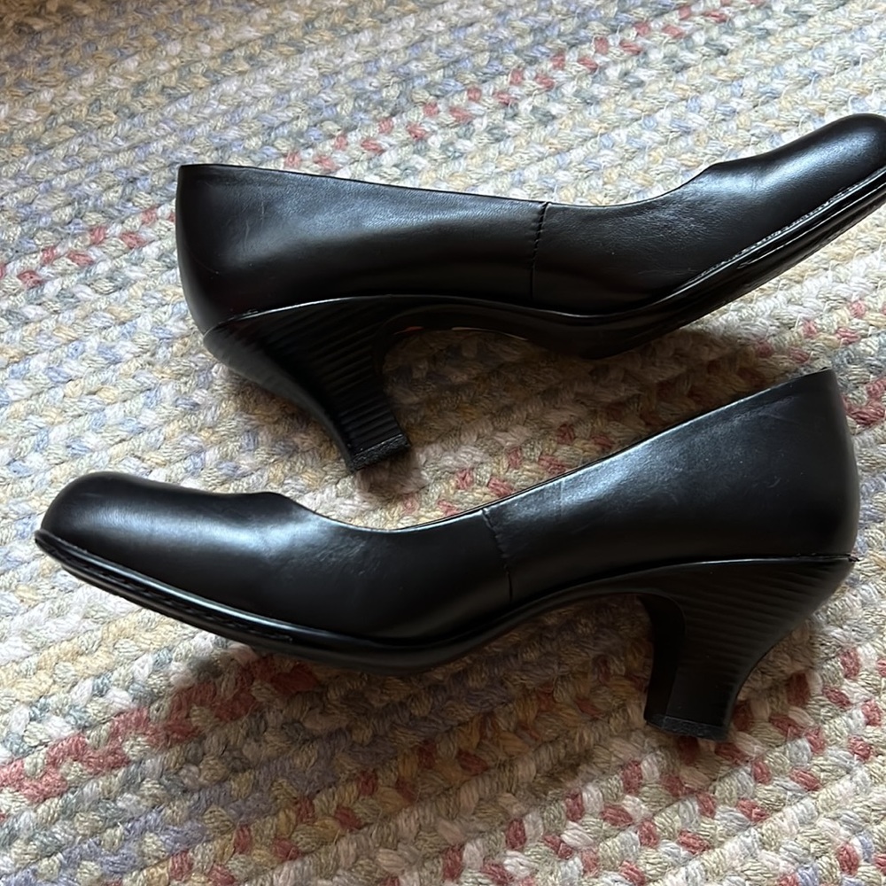 Softspots black leather pumps, size 9.5W. NWOT - Picture 5 of 10